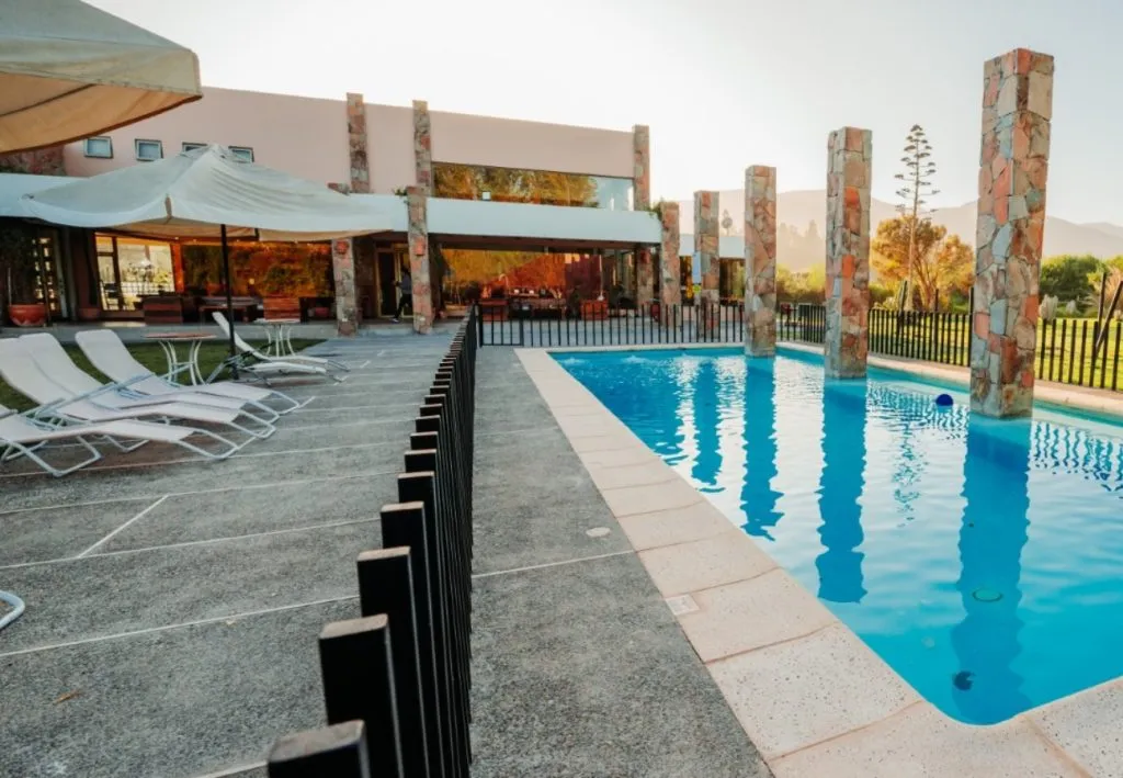 Esta es la pisicina del Hotel Limarí donde se hospedará Colo Colo en Ovalle.