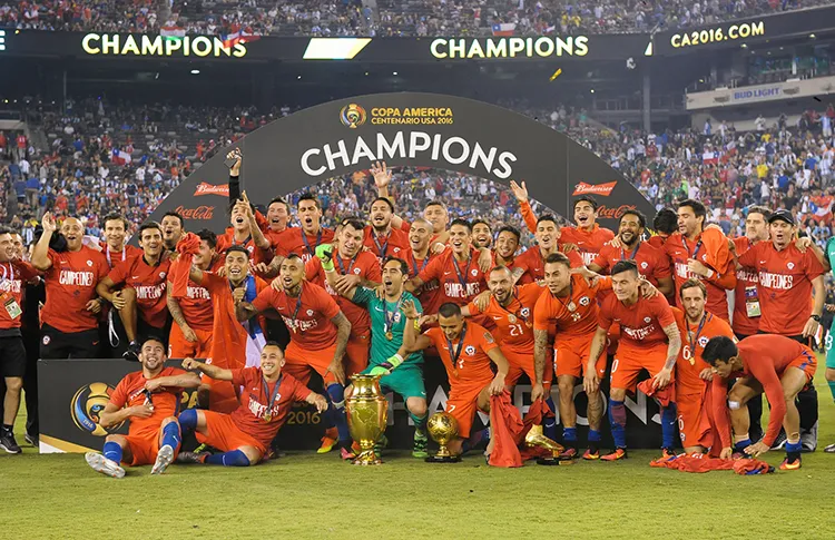 Para muchos, los logros de la Generación Dorada taparon los reales problemas del fútbol chileno | FOTO: Photosport