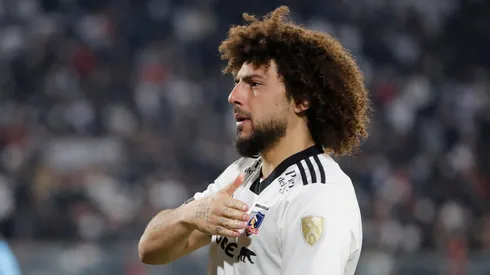 Maxi Falcón demuestra su amor por Colo Colo (Foto: Photosport)