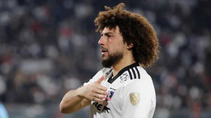 Maxi Falcón demuestra su amor por Colo Colo (Foto: Photosport)
