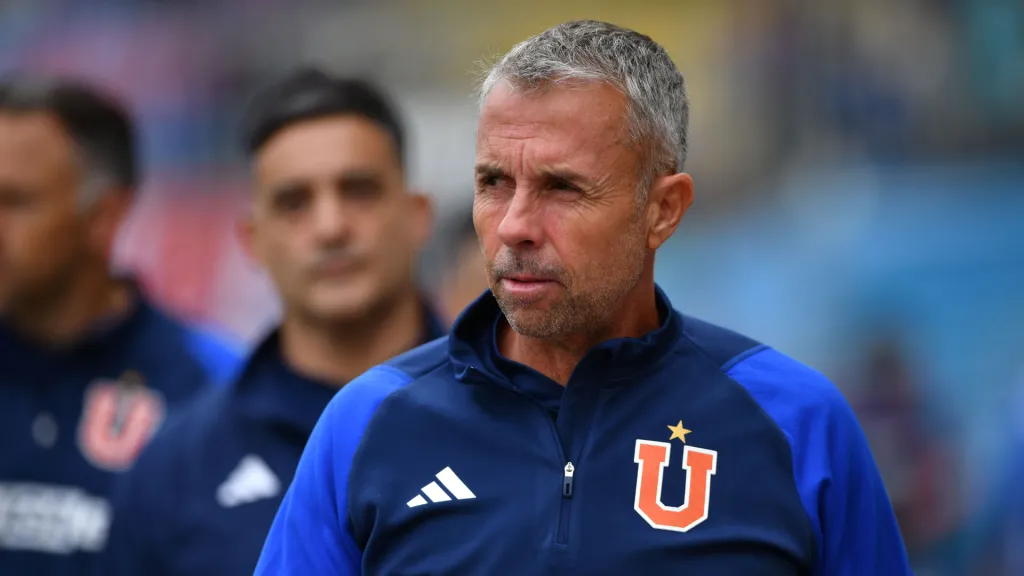 Gustavo Álvarez espera paciente por que el partido por la Supercopa ante Colo Colo se logre desarrollar
(Foto: Photosport)
