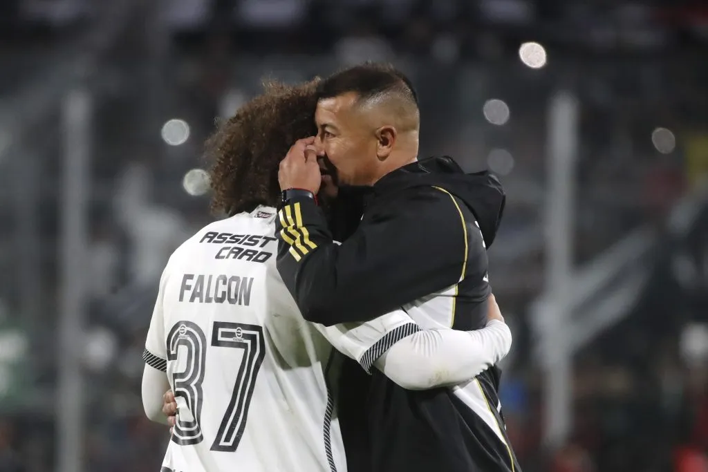 Jorge Almirón conversó con Maximiliano Falcón antes de que se concretara su salida de Colo Colo. (Foto: Photosport)