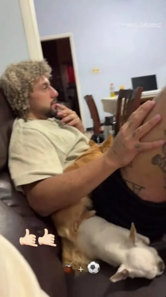 Maxi Falcón disfrutó desde casa el amistoso de Colo Colo frente a Huracán (Foto: captura)