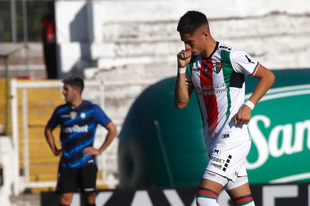 Iván Román llama la atención del Cacique. | Foto: Photosport