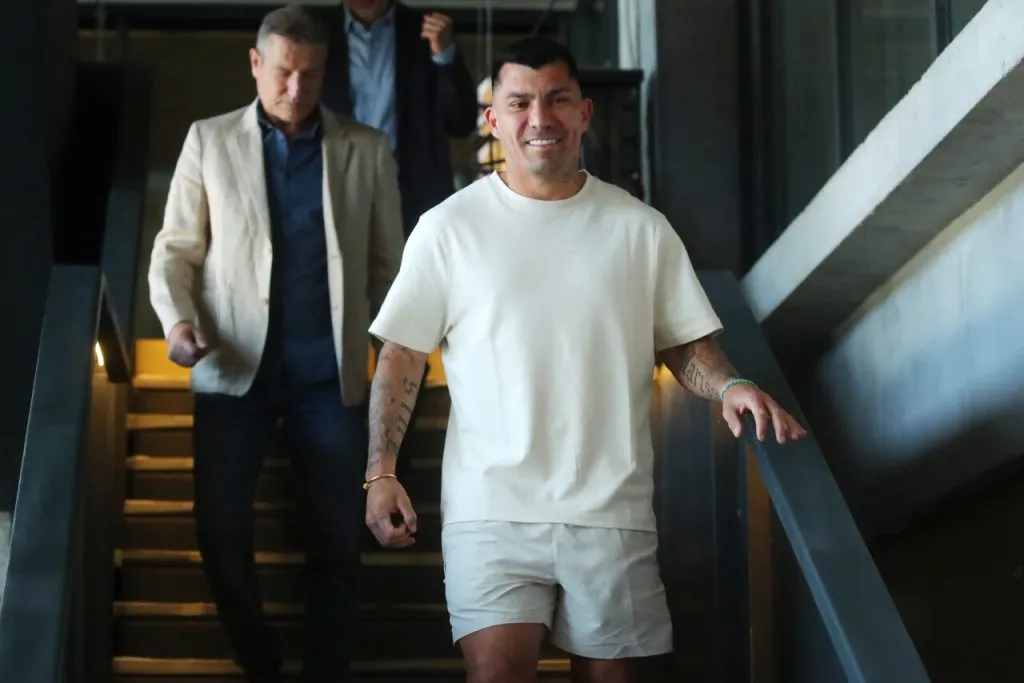 Medel previo a su presentación en la UC | Foto: Photosport