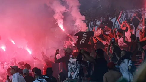 Barristas de Colo Colo vuelven a ser protagonistas de incidentes en el exterior.