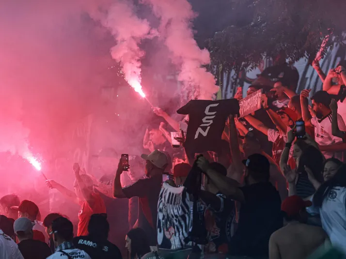 Hinchas de Colo Colo y Huracán destruyen auto de exgoleador albo