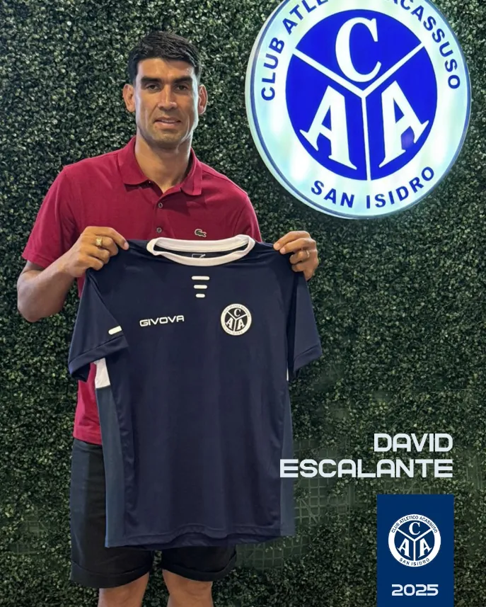David Escalante posando con la camiseta de su nuevo club | FOTO: Club Acassuso