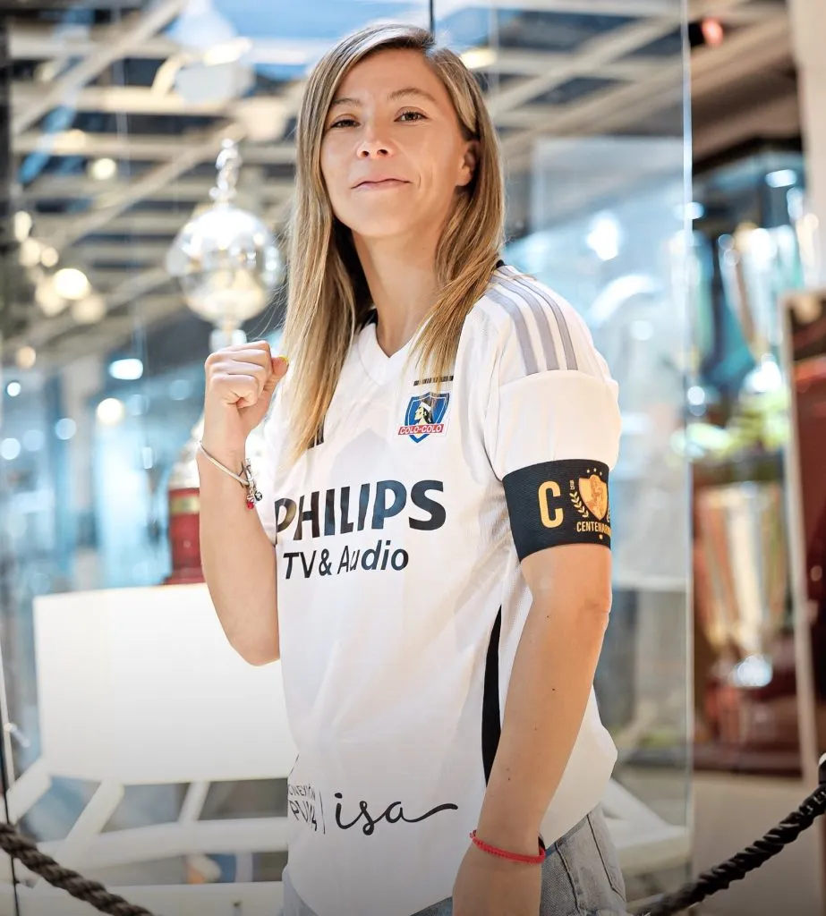 Yanara Aedo con la nueva camiseta de Colo Colo 2025. (Foto: @ColoColoFem)