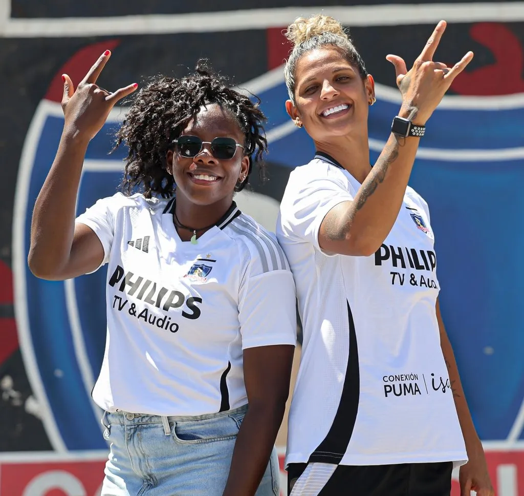 Fabiana Yantén y Camila Martins luciendo la nueva camiseta de Colo Colo 2025. (Foto: @ColoColoFem)