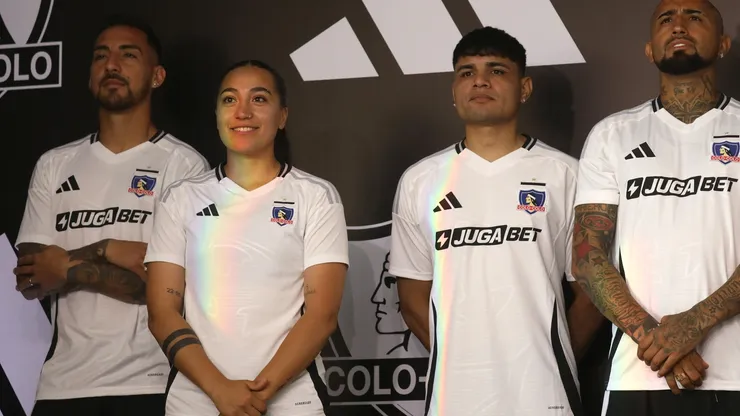 En la presentación de la camiseta 2025 de Colo Colo aún no se conocía el main sponsor del equipo femenino. (Foto: Photosport)