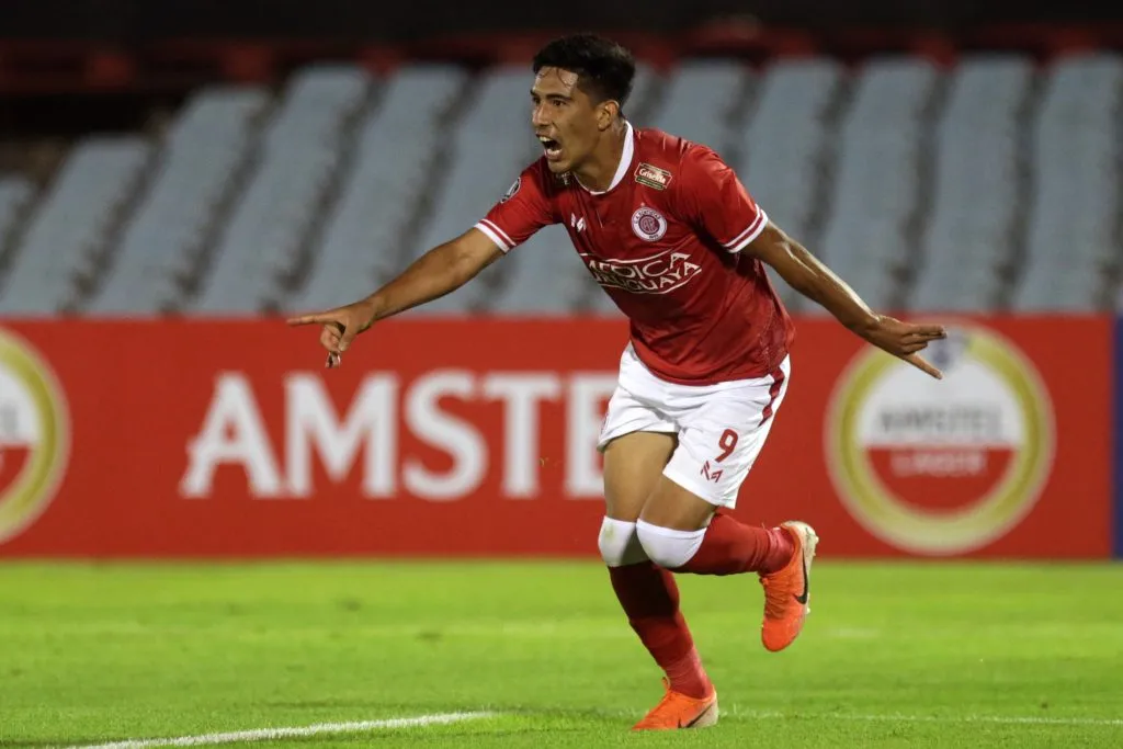 Salomón Rodríguez espera ganarse el cariño del pueblo albo a punta de goles | FOTO: Matilde Campodonico-Pool/Getty Images)