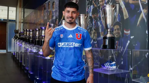 Nicolás Fernández ya posa con la camiseta de Universidad de Chile.