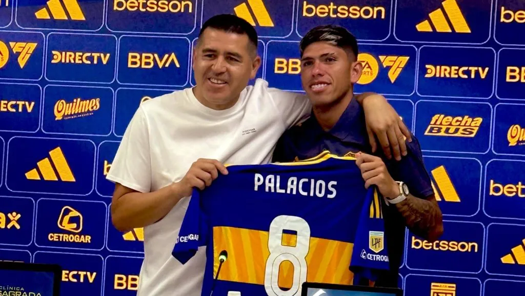 Juan Román Riquelme junto a Carlos Palacios en la presentación en Boca Juniors.