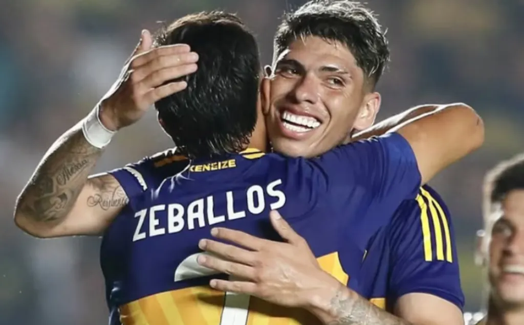 Palacios celebrando con Zeballos el primer tanto de Boca | FOTO: Boca Juniors