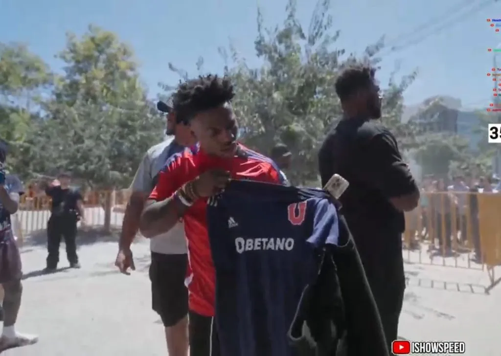 Speed recibiendo la camiseta de la U (Captura)