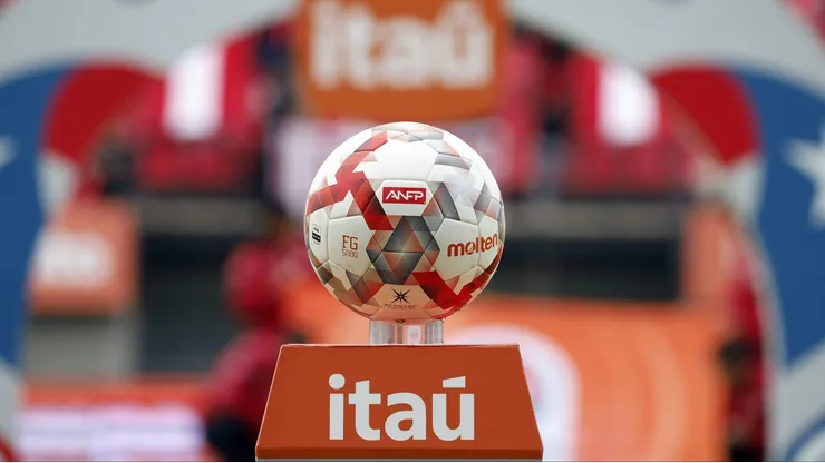 El fútbol chileno tiene nuevo balón para la ntemporada 2025.