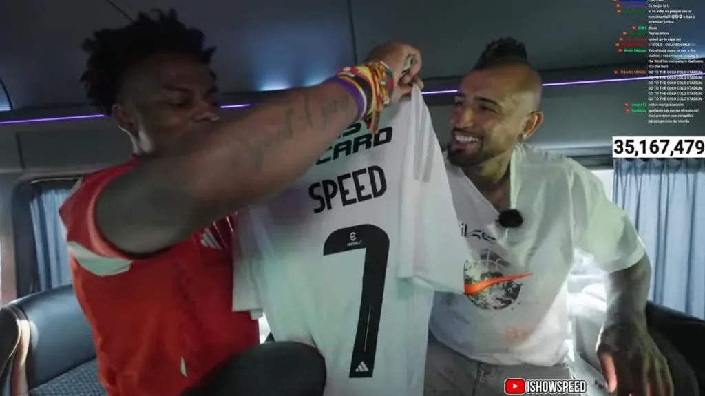 El momento en que Arturo Vidal le obsequió la camiseta de Colo Colo a Speed. (Foto: Captura)
