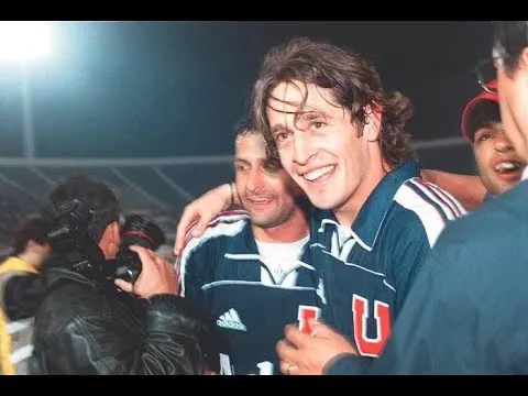 Rey celebrando el título de 1999 junto a Ronald Fuentes (Archivo)