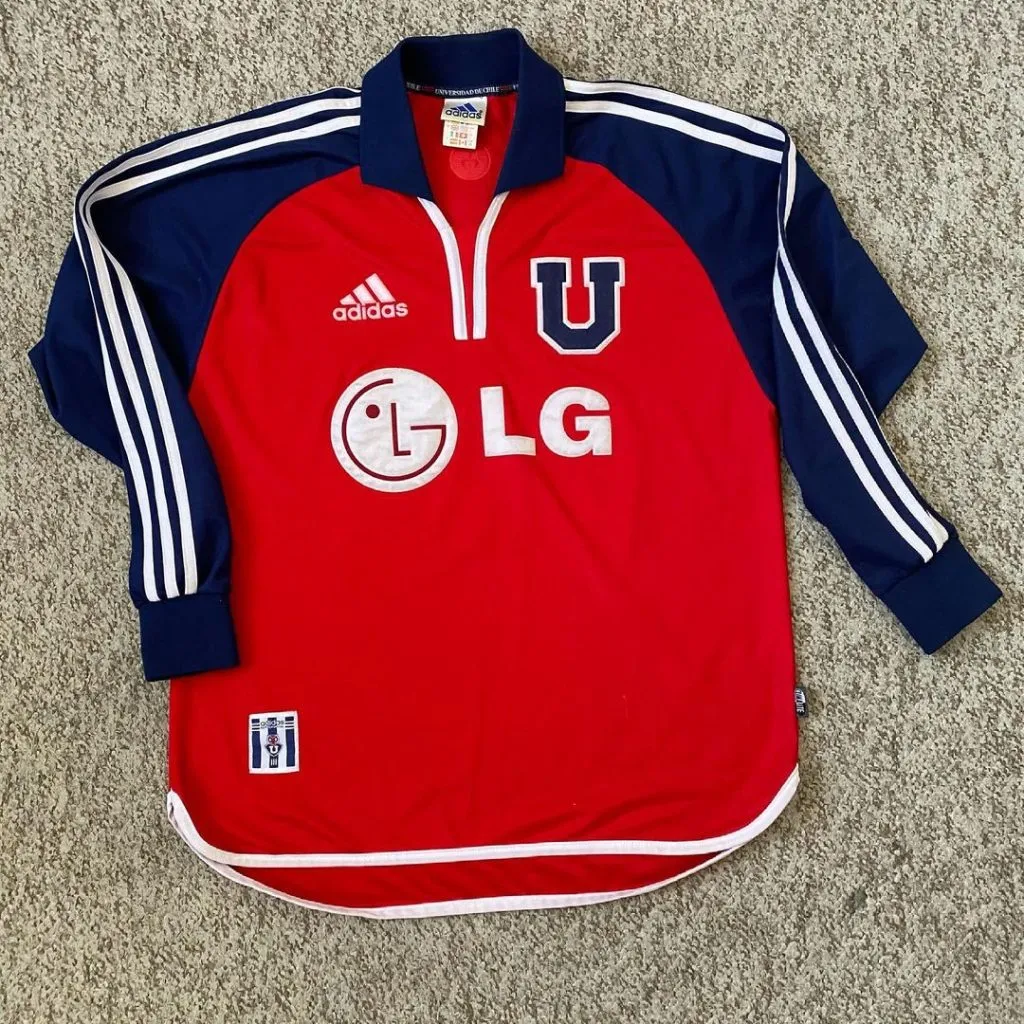 La primera camiseta roja de la U fue en 2001 (Archivo)