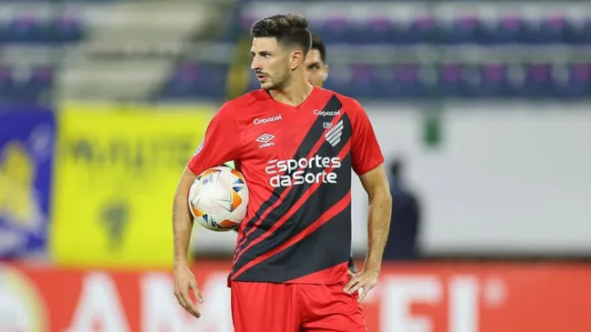 Universidad de Chile va por el fichaje de Lucas Di Yorio. Tiene contrato vigente con Athletico Paranaense.