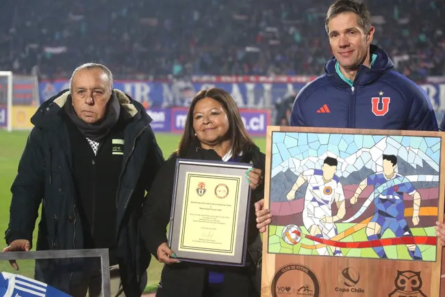 Al medio, Mariana Sandoval en partido entre Universidad de Chile y Municipal Puente Alto.