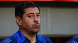 Nicolás Córdova respalda a uno de sus dirigidos. (Foto: Photosport)