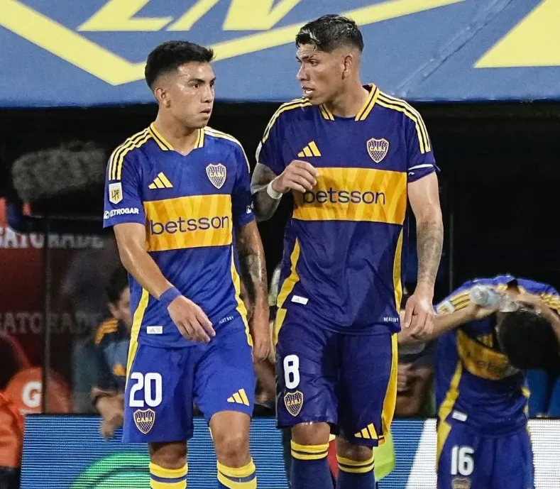 Alan Velasco junto a Carlos Palacios en pleno duelo ante Argentinos Juniors | FOTO: Archivo