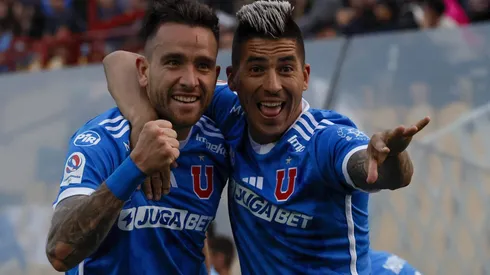 Matías Saldivia y Leandro Fernández celebran un gol de la U.