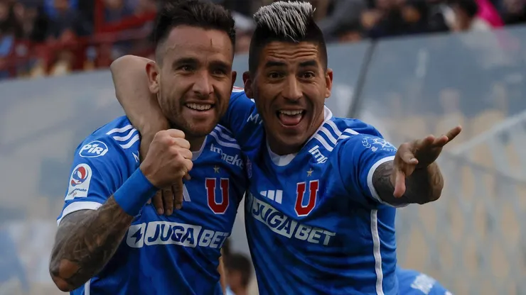 Matías Saldivia y Leandro Fernández celebran un gol de la U.