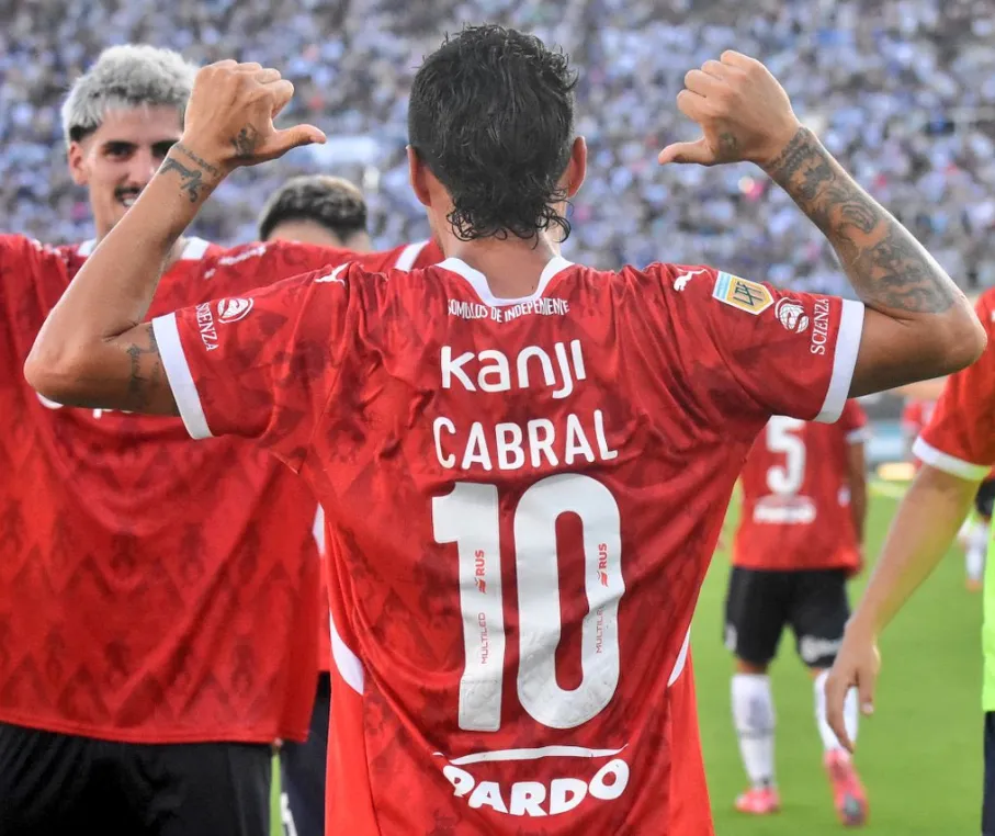 Luciano Cabral la está rompiendo en Independiente.