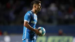 Miguel Ángel Neira blinda a Lucas Assadi.