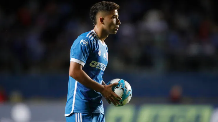 Miguel Ángel Neira blinda a Lucas Assadi.