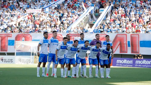 El equipo de Universidad Católica que jugó contra Everton posando junto a su afición.