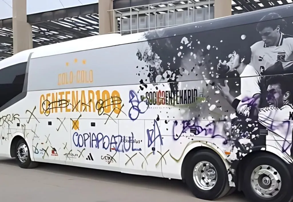 Así quedó el bus de Colo Colo en Copiapó.