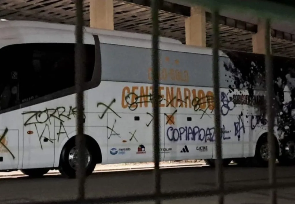 Así quedó el bus de Colo Colo en Copiapó.