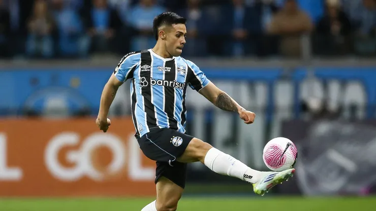 Alexander Aravena se lució anotando para el Gremio de Gustavo Quinteros (Photo by Pedro H. Tesch/Getty Images)