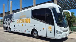 La delegación alba sufrió la vandalización de su bus en la Gira Centenario. (Foto: @giracentenariocolocolo)
