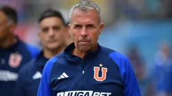 Gustavo Álvarez sale a defender con todo a Leandro Fernández en la U