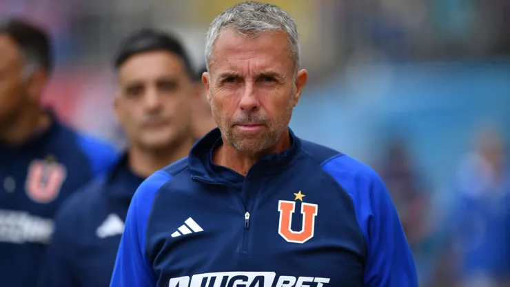 Gustavo Álvarez sale a defender con todo a Leandro Fernández en la U