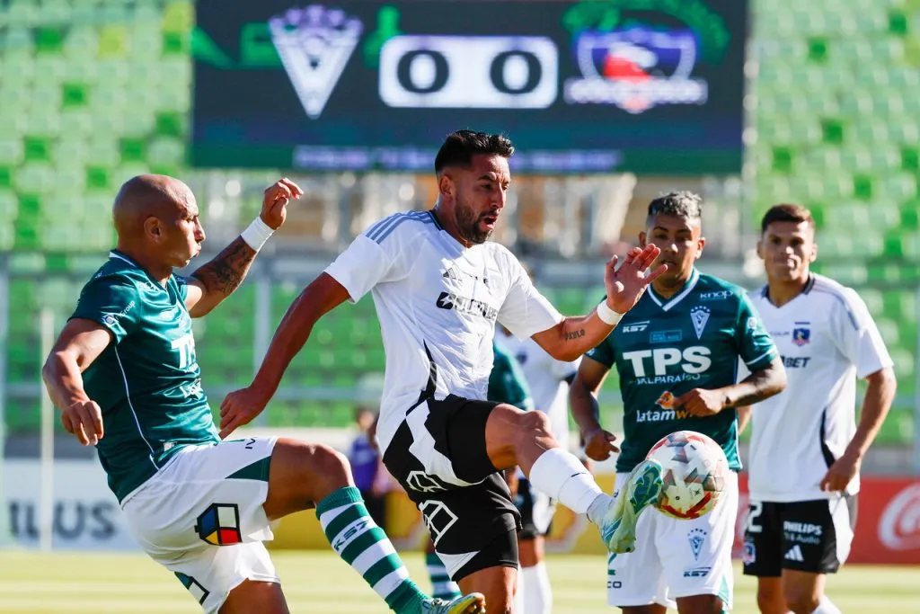 Fierro no entendió la posición de Isla. | Foto: Photosport