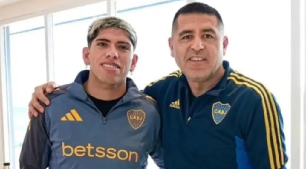 Carlos Palacios junto a su ídolo Juan Román Riquelme en Boca Juniors.
