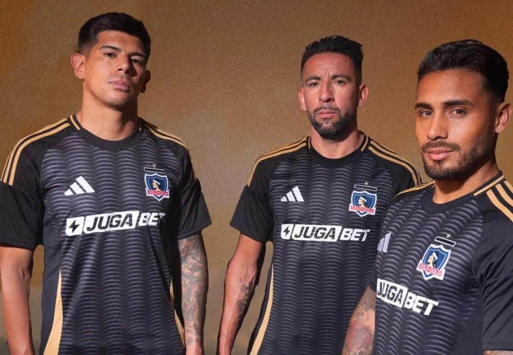 Las figuras de Colo Colo con la segunda camiseta de Colo Colo para este 2025. (Foto: Adidas)