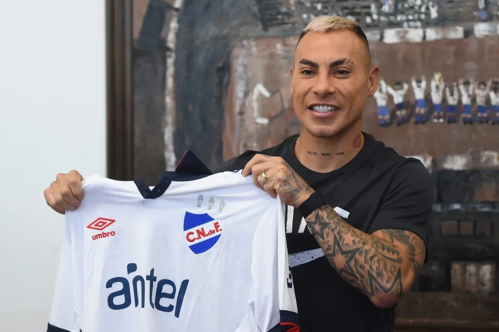 Eduardo Vargas posando con la camiseta de Nacional | FOTO: Focouy/Photosport