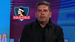 Romai Ugarte le da el sobre azul a Fernando Ortíz.