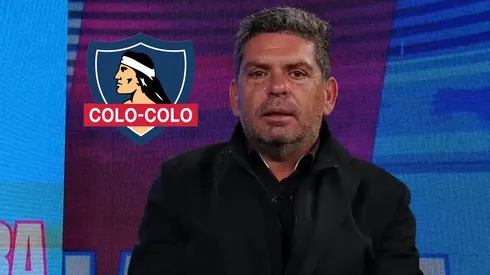 Romai Ugarte le da el sobre azul a Fernando Ortíz.