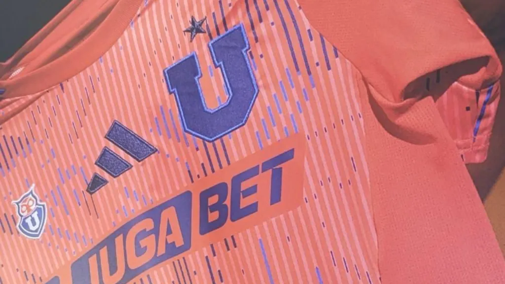 Universidad de Chile cambió el blanco por el rojo para su camiseta alternativa.