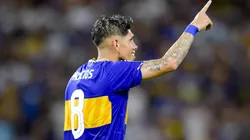 Carlos Palacios señala a Juan Román Riquelme luego de marcar su primer gol con la camiseta de Boca Juniors.