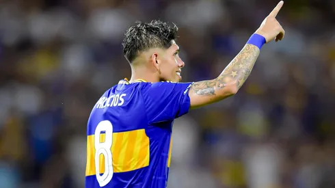 Carlos Palacios señala a Juan Román Riquelme luego de marcar su primer gol con la camiseta de Boca Juniors.