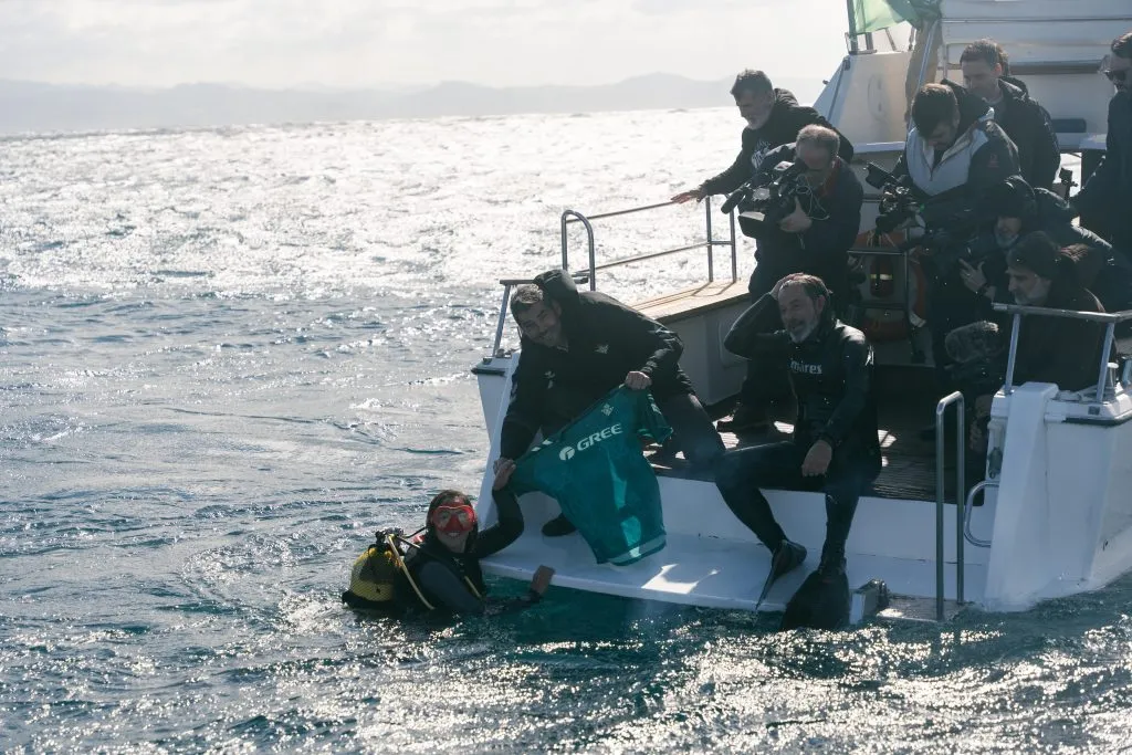 Los buzos le entregaron la camiseta a Rafael Muela, gerente de la Fundación Real Betis. (Foto: Prensa Betis).